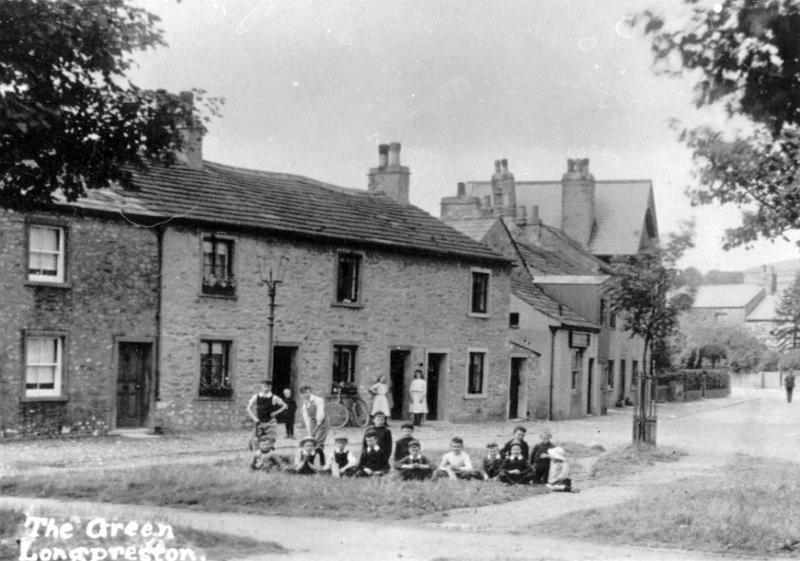 RS-B08 - Children on Green c. 1904.JPG - Children on The Green c1904 - Hughenden House in the background